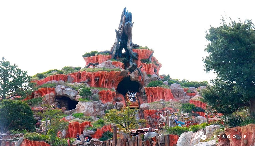 搭乘圓木舟體驗從上而下的俯衝快感