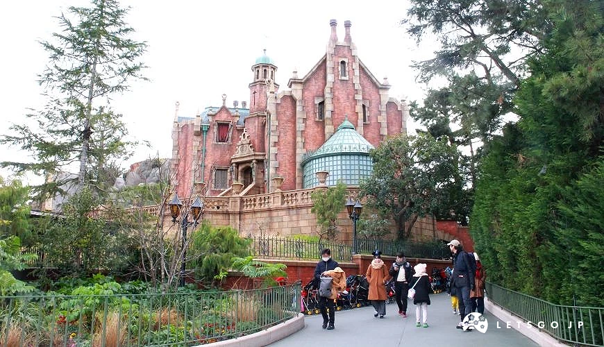 外觀是哥德風的設計建築