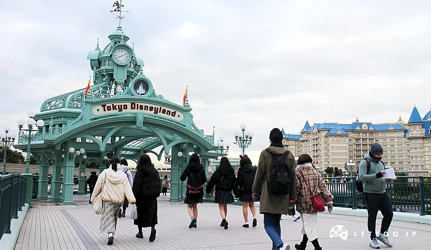 迪士尼入口處「Tokyo Disneyland」的招牌
