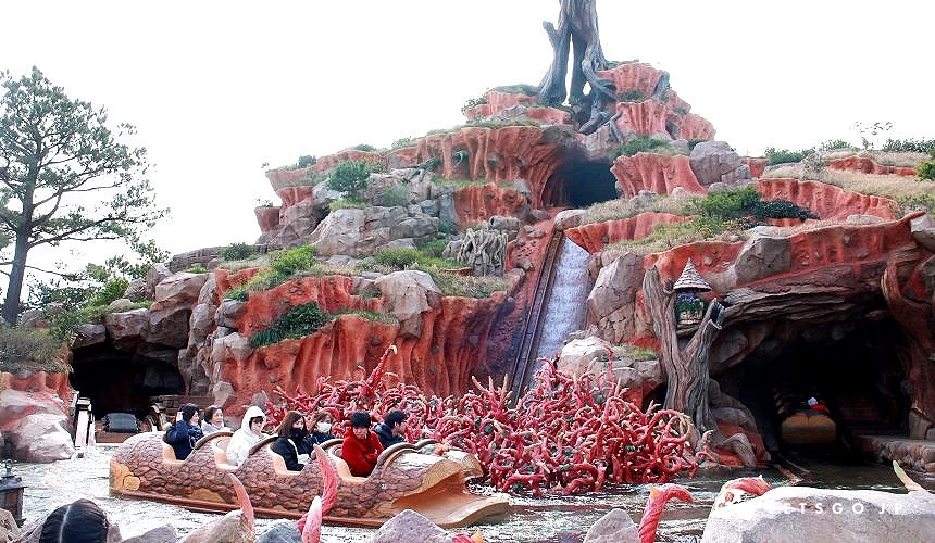 搭乘獨木舟探險