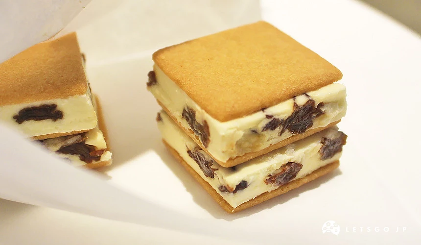 六花亭带广本店限定的兰姆葡萄冰淇淋夹心饼干,两片酥香饼干夹入厚实冰淇淋馅,内含兰姆酒渍葡萄干