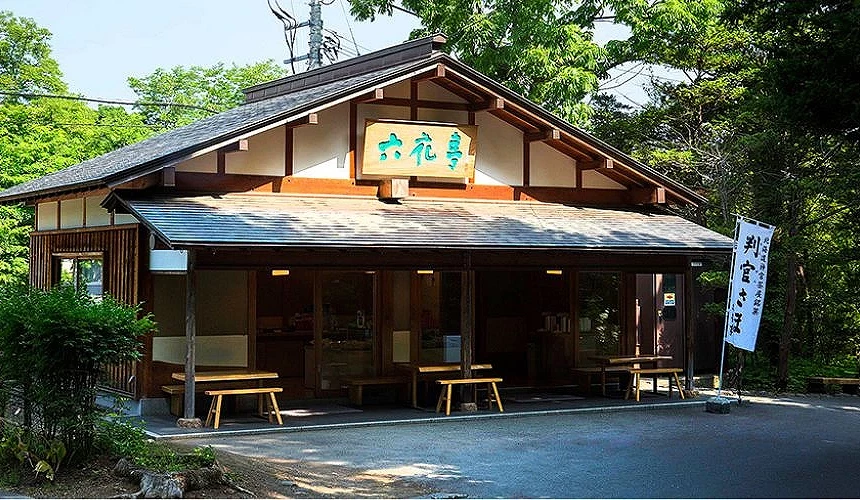 六花亭神宫茶屋店以日式木屋造型呈现浓厚和风气息,邻近北海道神宫,是旅客参拜后品尝美味和菓子的温馨据点