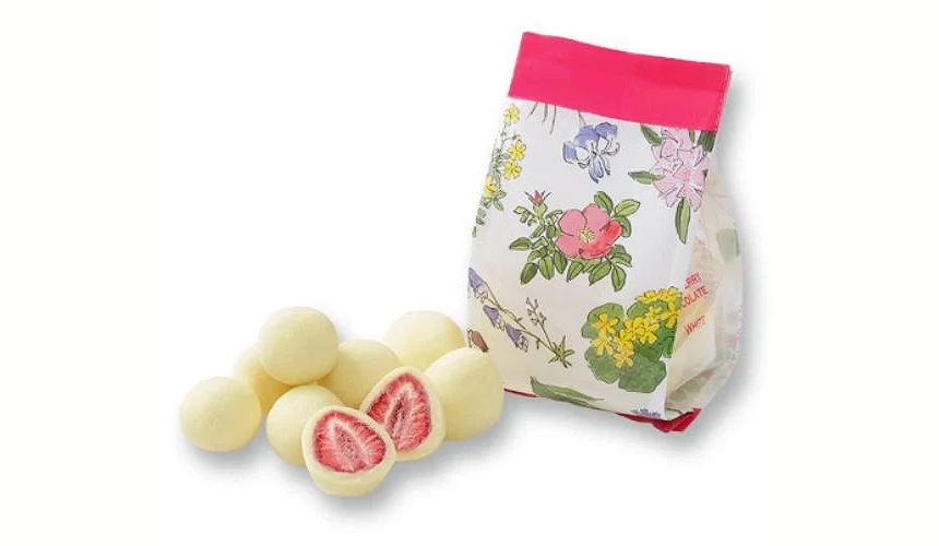 六花亭草莓白巧克力,整颗冻干草莓外层包裹白巧克力,搭配花卉图案包装袋,呈现可爱又精致的外观