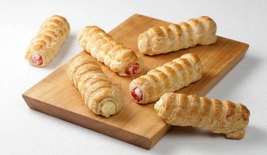 六花亭带广本店限定卡滋卡滋派,酥脆派皮中包裹奶油或莓果馅,陈列在木制托盘上