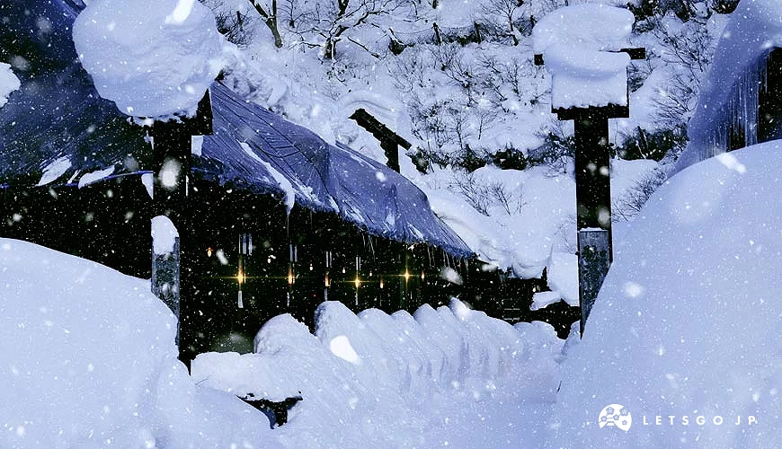 冬天夜幕低垂的乳头温泉乡,到处是唯美雪景