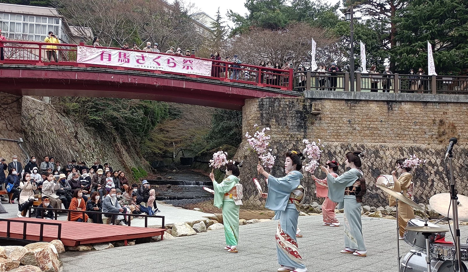 有马樱花祭上有舞伎在表演