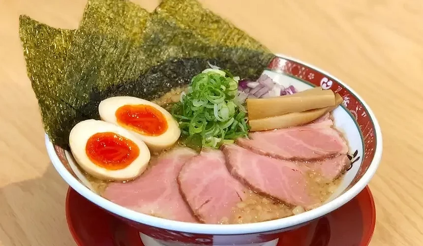 一碗有叉烧、海苔、溏心蛋等配料的拉面