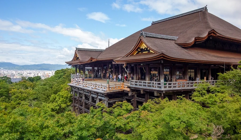 被绿树包围的清水寺