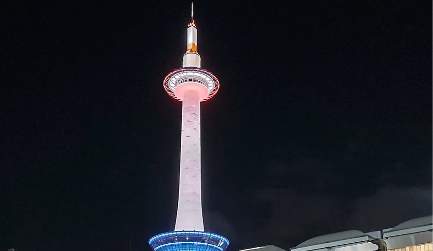 夜晚亮灯的京都塔