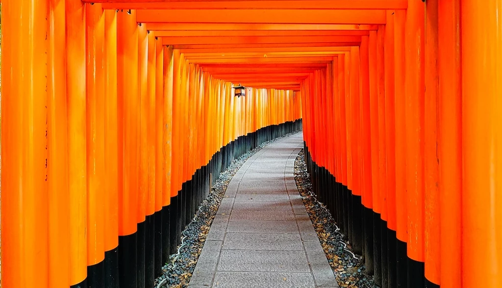伏见稻荷大社的红色千本鸟居