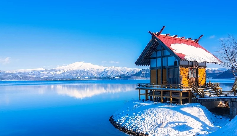 雪山、湖景与湖畔旁红色屋顶的小神社