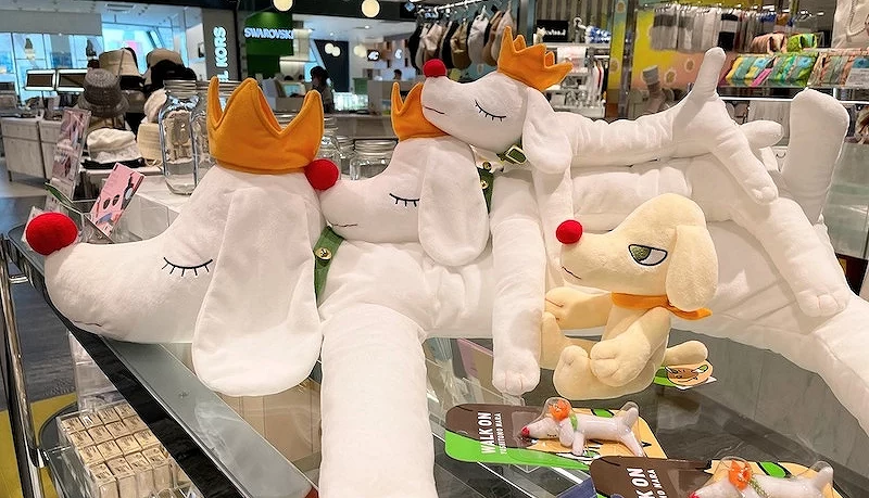 奈良美智皇冠趴睡小狗