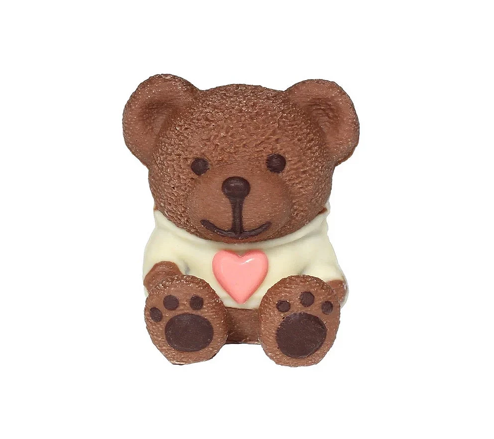 身穿白衣中间有粉色爱心的巧克力熊