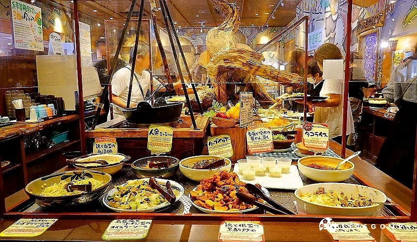 餐廳內的自助式餐點,有麵類、蔬菜、肉類等