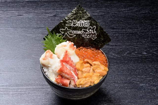 「二條市場大磯」招牌海鮮丼2,280日圓：蟹、帆立貝、海膽7種海鮮豪華鋪滿