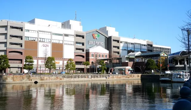 橫濱World Porters美食街餐廳多、幻視藝術館好玩又好拍，耗一整天都不膩