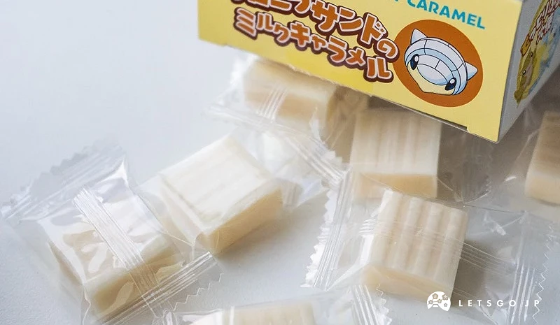 許多牛奶糖散落在桌面上