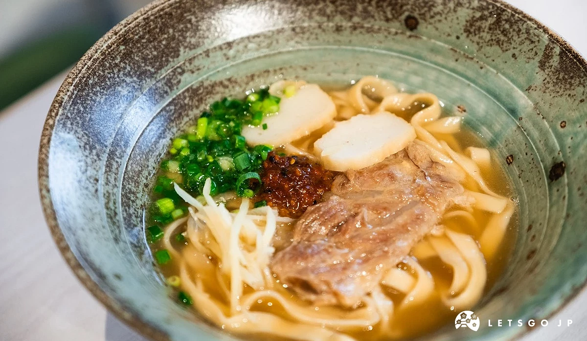 一碗湯麵裡放著青蔥、肉片、薑