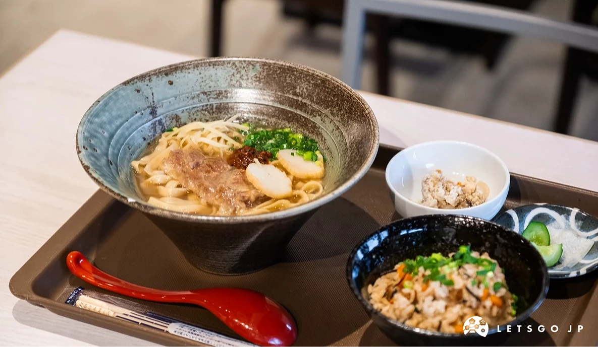 沖繩麵套餐,包含湯麵、什錦飯等