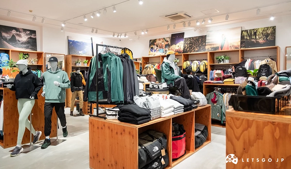 THE NORTH FACE店內,陳列許多運動服飾