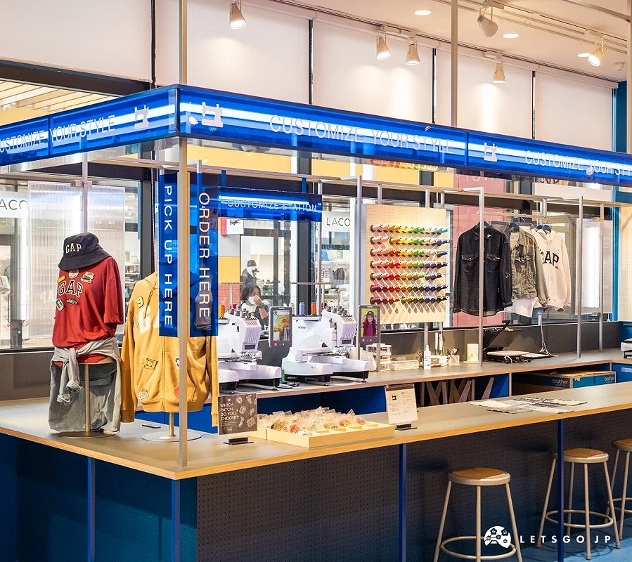 藍色與橘色為主調的店內空間,展示各種服飾與刺繡圖騰