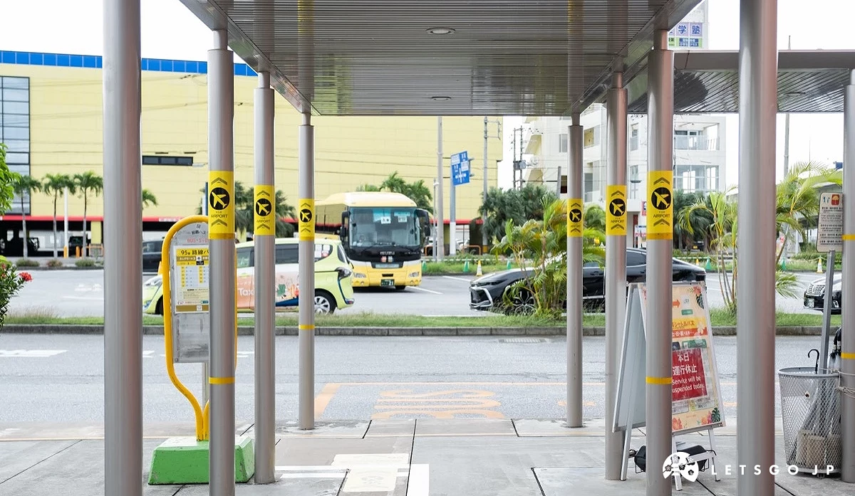 空的公車站,有許多公車站牌