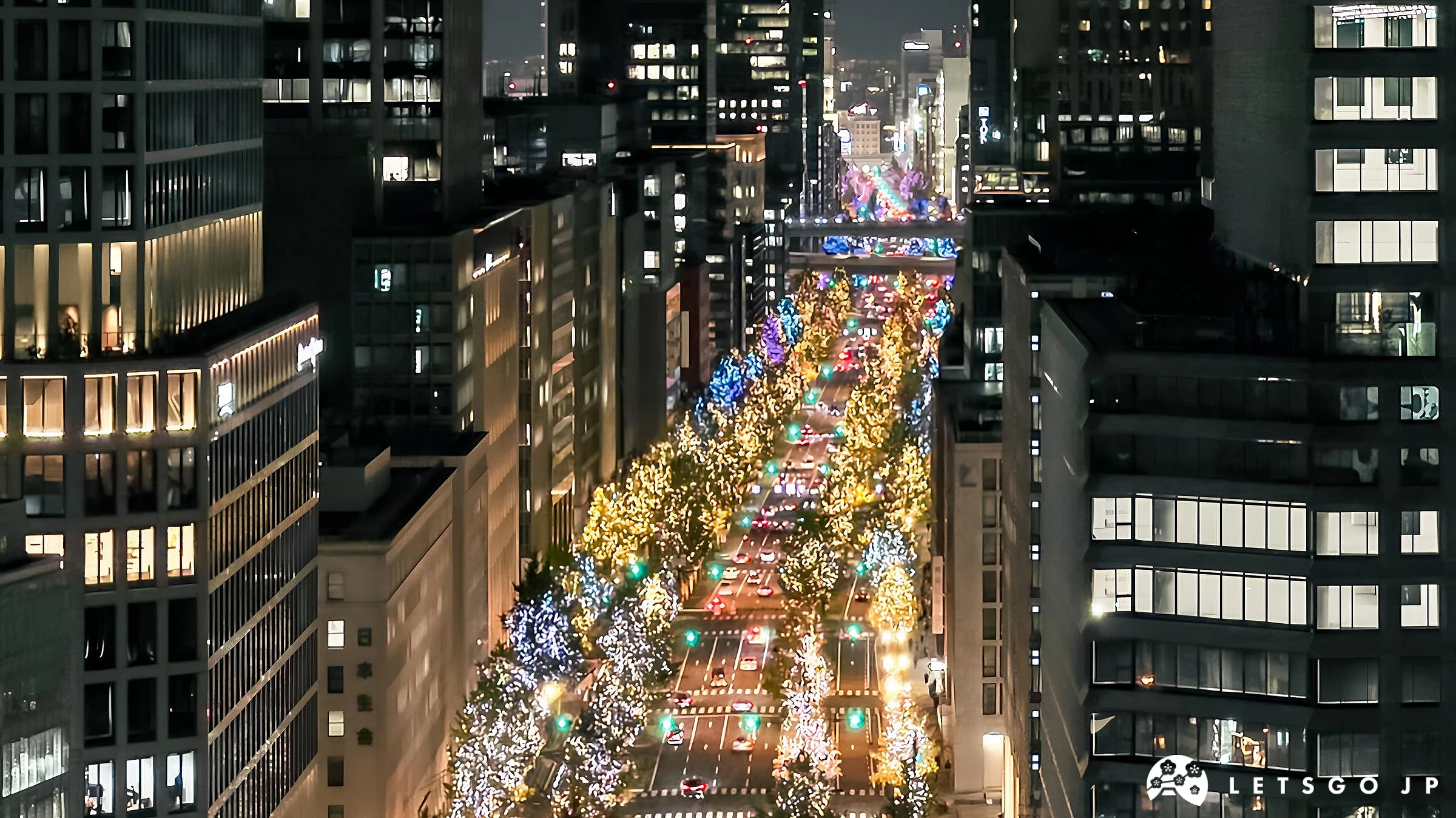 從高樓俯瞰的御堂筋,道路兩旁的七彩燈飾閃閃發亮