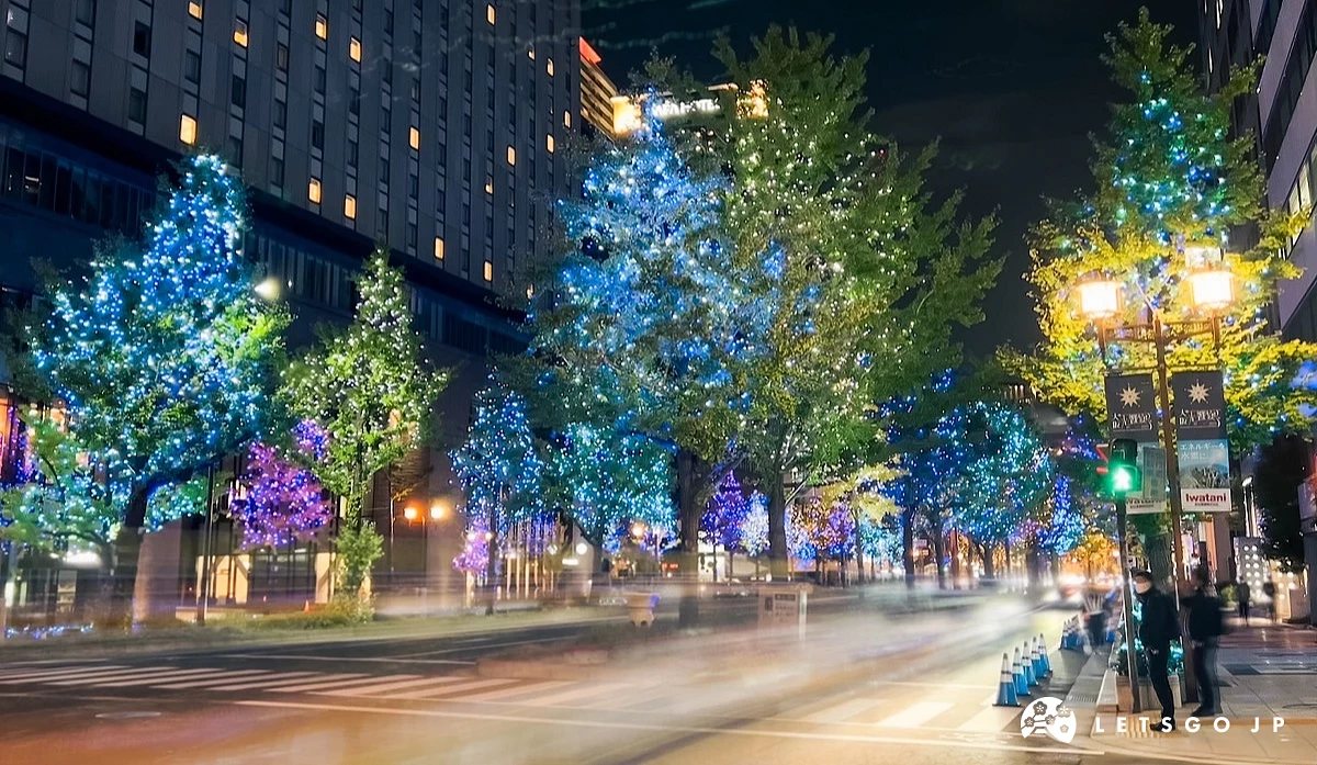 夜晚的御堂筋大道兩側樹木掛滿金色燈飾,整條街道在七彩光芒映照下閃耀如星海