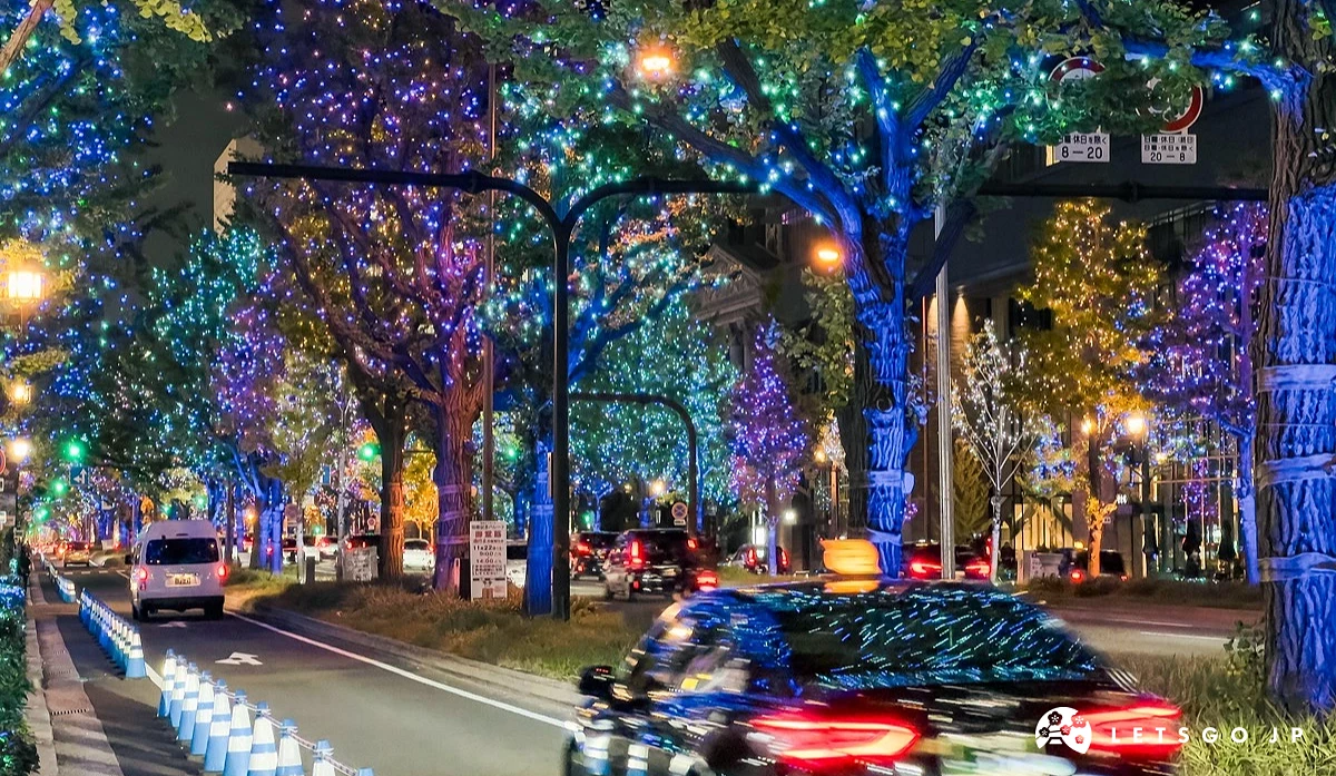 夜晚的御堂筋大道兩側樹木掛滿金色燈飾,整條街道在七彩光芒映照下閃耀如星海