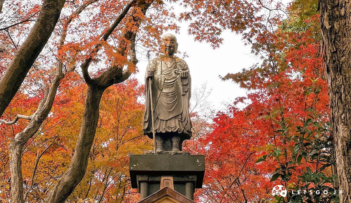 被枫叶包围的佛像