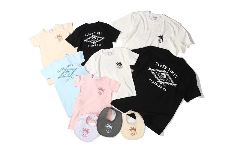 多件童裝與成人 T 恤平鋪排列,印有 OLDEN TIMES 圖樣,旁放多色圍兜