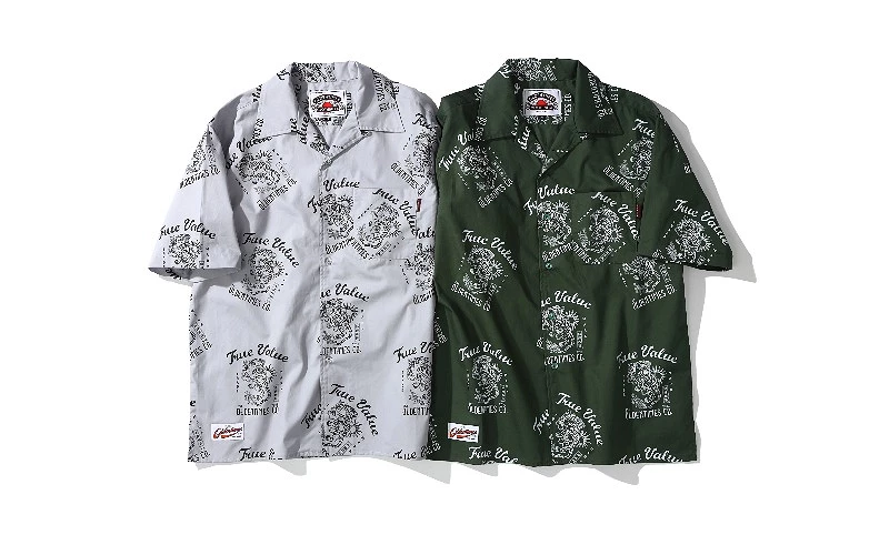 兩件短袖襯衫平鋪展示,灰白色與綠色款上印有 True Value 與 OLDEN TIMES 圖樣