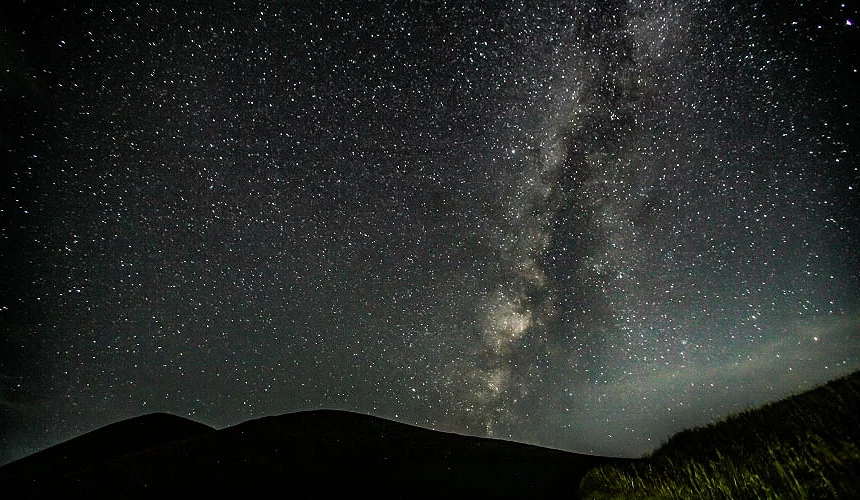 佈滿星星與銀河帶的五島夜空提供:五島市