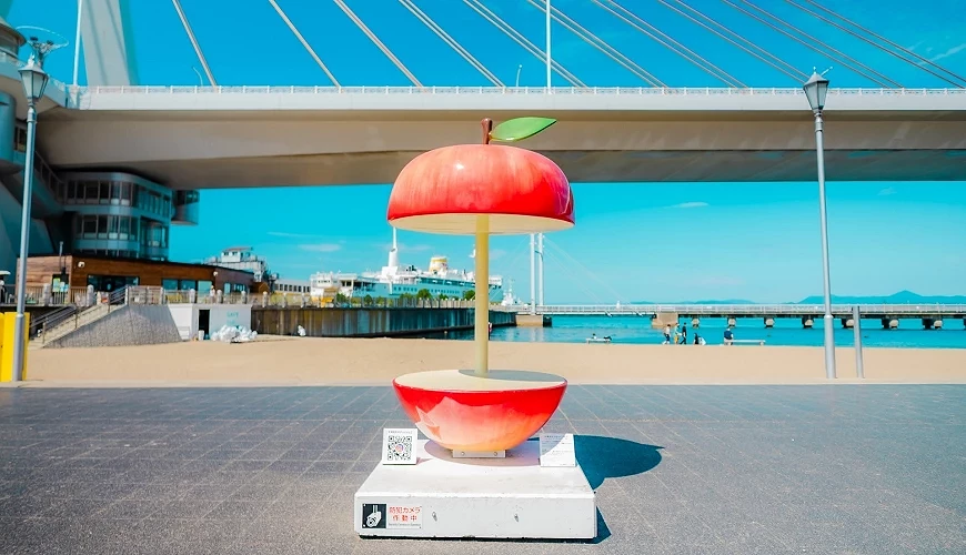 青森灣大橋下的蘋果造型裝飾