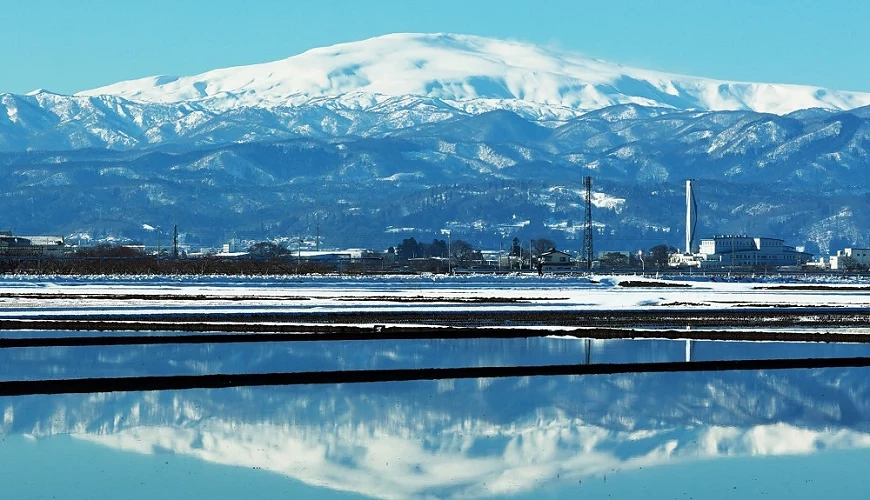 冠雪的「月山」與倒影