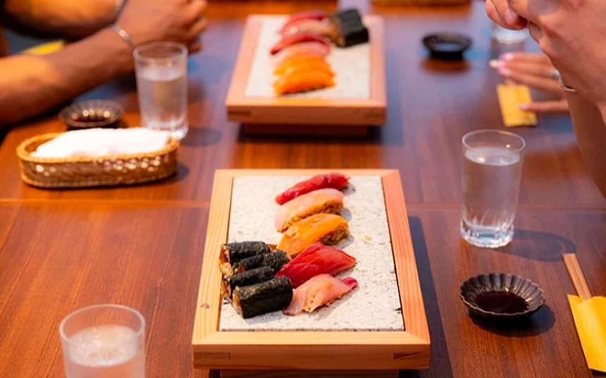 桌上擺了兩盤壽司