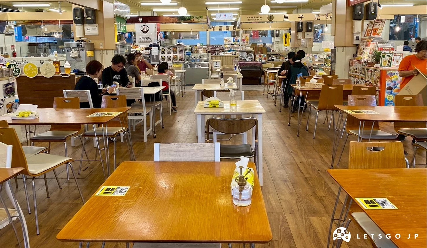 用餐区,许多桌椅