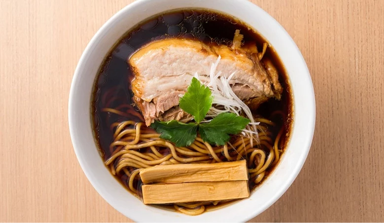 有笋丝、叉烧的一碗拉面