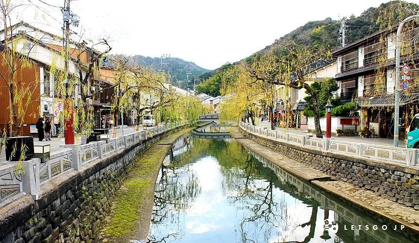 河道两旁有着许多旅馆