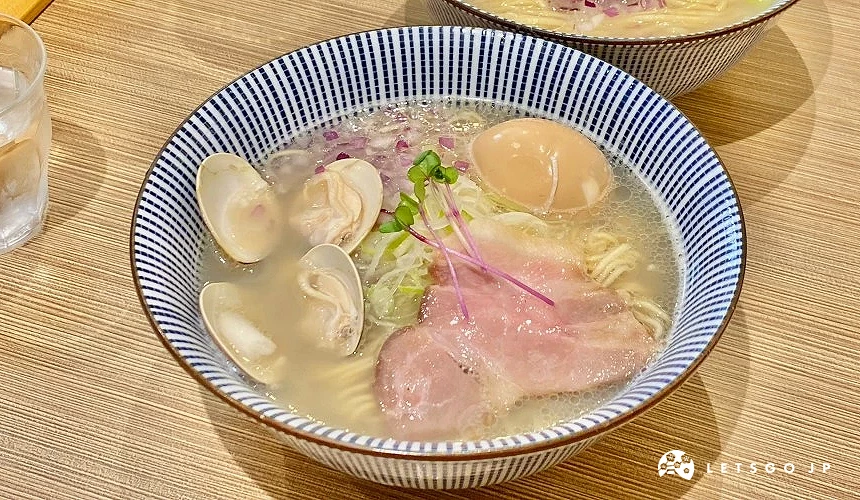 有蛤蛎、叉烧肉、鸡蛋、葱花的拉面