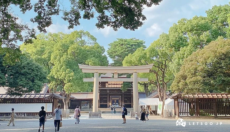 明治神宮綠色樹木和鳥居