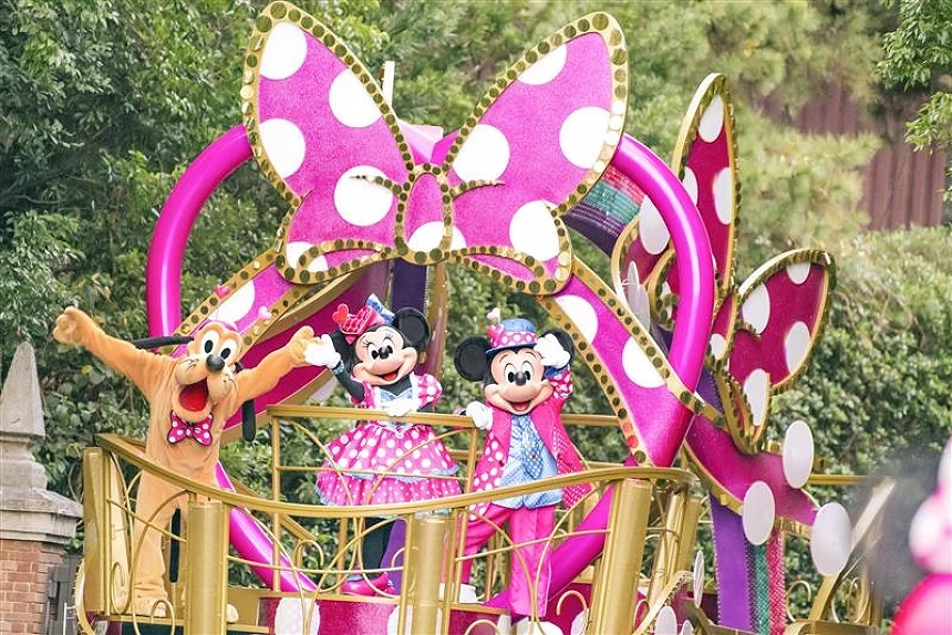 站在花车上表演的米奇与米妮