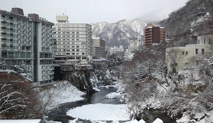 冬季可欣赏到白雪覆盖山头与溪谷的壮丽景色