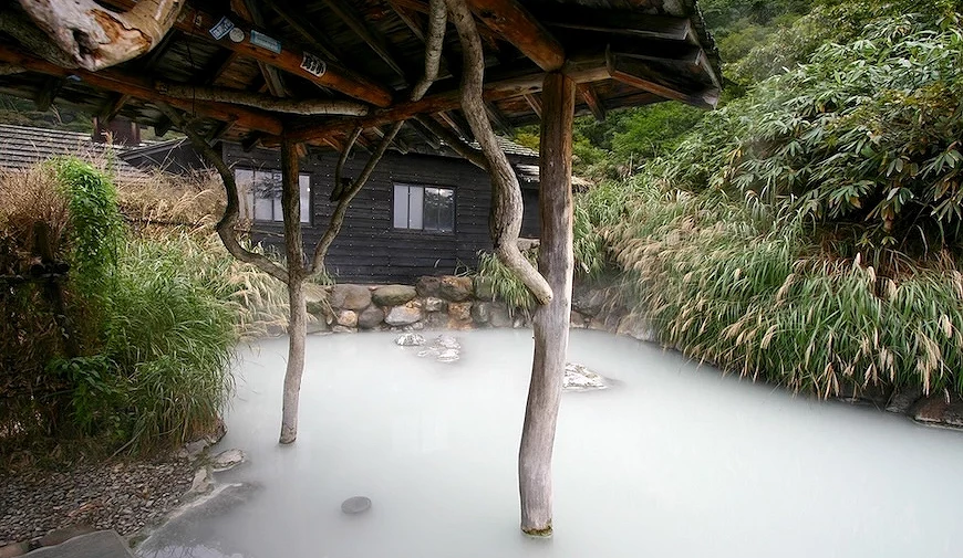 鹤之汤的混浴露天风吕池