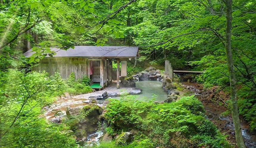 被森林包围的溪谷露天风吕「蟹场温泉」