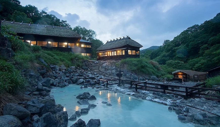 黑汤温泉以黑色木屋外观与乳白色泉水形成鲜明对比,整体氛围就像隐身山中的原始温泉聚落