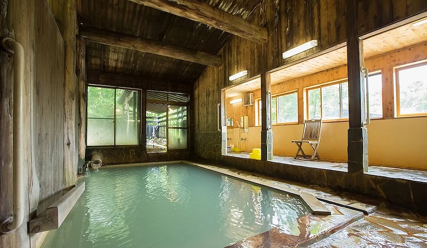 大釜温泉由旧小学校舍改建而成,馆内依然保留早期教室走廊与木造结构