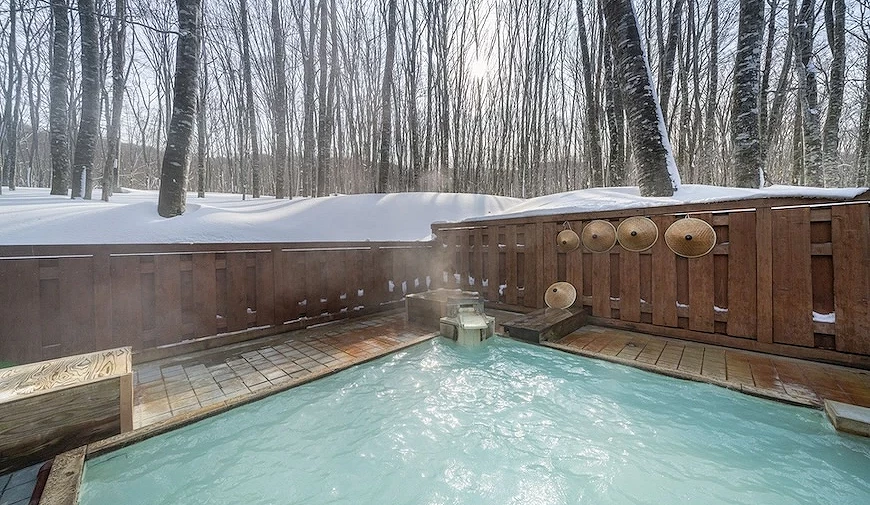 休暇村乳头温泉郷坐落在林间