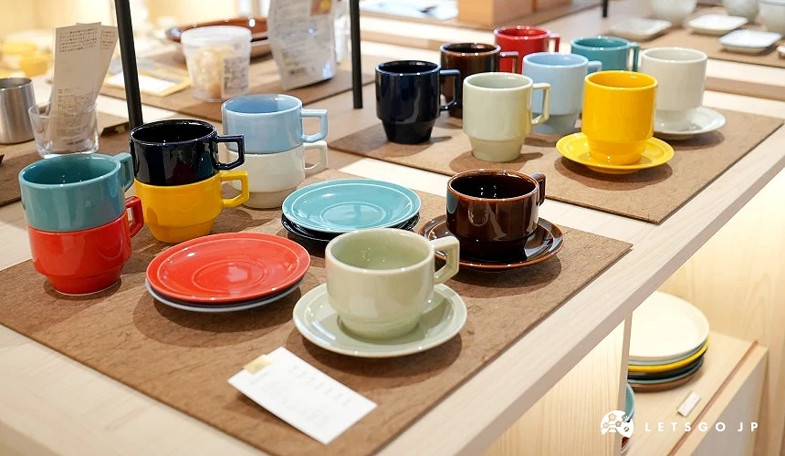 各種顏色的彩色馬克杯組