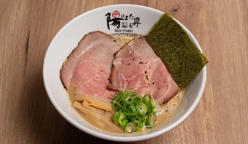 一碗有葱花、海苔、叉烧的拉面